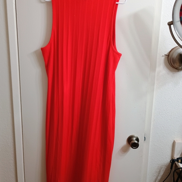 Elegant Red Sleeveless Dress - Picture 3 of 4